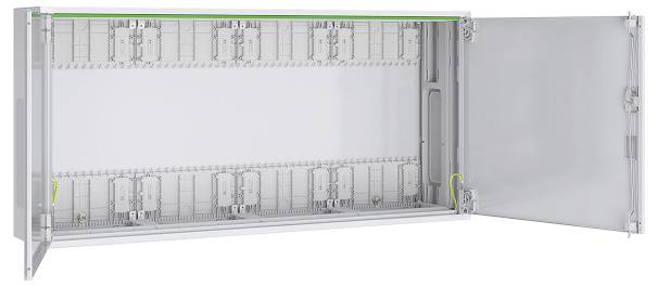 Ein offener Metallschaltschrank mit mehreren leeren Panelsteckplätzen, sichtbaren Kabelausgängen und einer Tür mit Scharnier, der für die Installation von Komponenten konzipiert ist.
