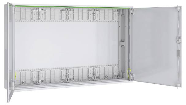 Ein offenes, leeres Elektroverteilerschrank mit einer Metalltür, der mehrere Reihen von Schaltkreisslots zur Installation bereit zeigt.
