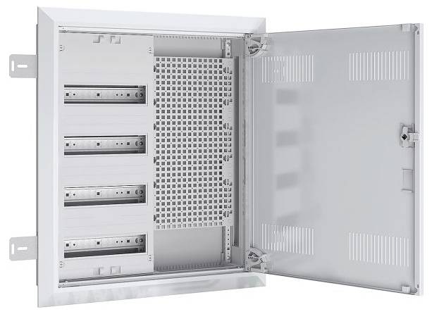 Elektrische Tafel mit geöffneter Tür, die leere Schlitze und ein Gittermuster im Innenbereich freilegt, konzipiert für die Installation von Sicherungsautomaten oder Verkabelungsmodulen.
