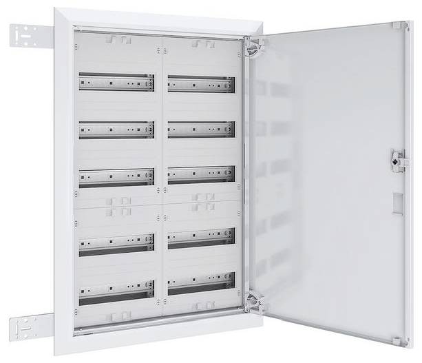 Elektrische Metallverteilerdose mit geöffneter Tür, die mehrere leere Reihen für die Installation von Sicherungsautomaten zeigt.