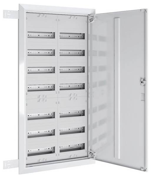 Eine offene Elektrotafel mit mehreren leeren Steckplätzen für Sicherungsautomaten, an einer weißen Wand montiert. Die Tafel ist bereit für Installationen.