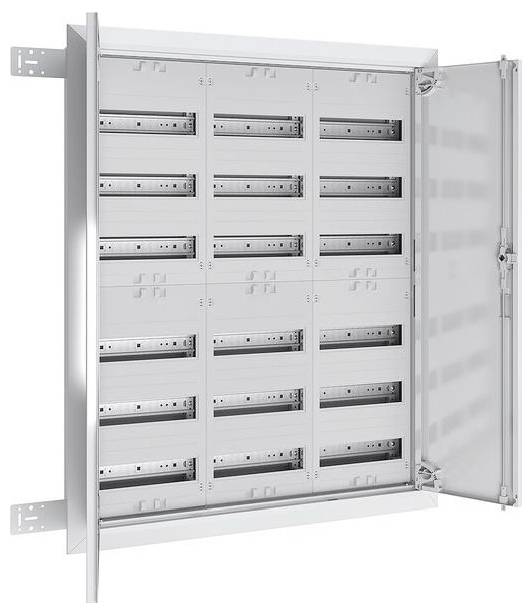Eine offene Elektrotafel mit mehreren Reihen leerer Steckplätze für Sicherungsautomaten in einem Metallgehäuse.