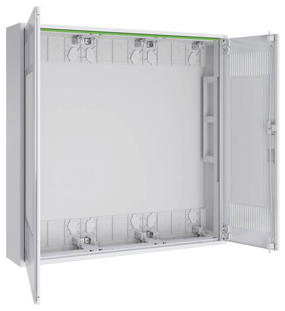 Ein offener, leerer elektrischer Schaltschrank mit einer Tür auf der rechten Seite, der Metallhalterungen und Schlitze für Komponenten im Inneren zeigt.