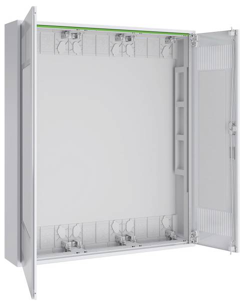 Offener, leerer grauer Elektroverteilerschrank an einer Wand montiert, mit mehreren Fächern und einer rechts angeschlagenen Tür.
