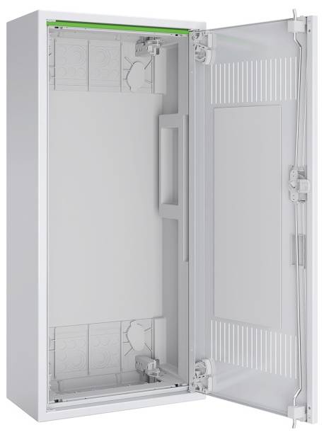 Ein leerer, offener Elektroschrank mit einem Metallrahmen und einer transparenten Tür, der mehrere Fächer und Montagebereiche im Inneren aufweist.