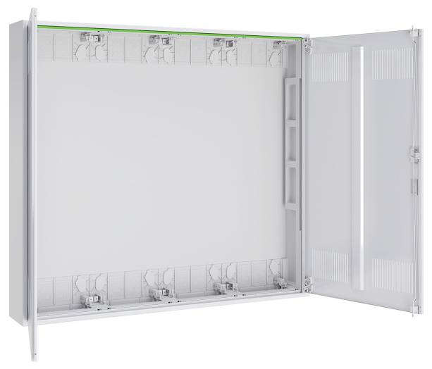 Elektrische Verteilerschrank mit offener Tür, die einen leeren Innenraum mit mehreren Steckplätzen und Kabeleinführungspunkten freigibt, ausgelegt für modulare Komponenten.