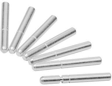 Sieben silberne Metallstifte, die in einem fächerartigen Muster auf einem weißen Hintergrund angeordnet sind.