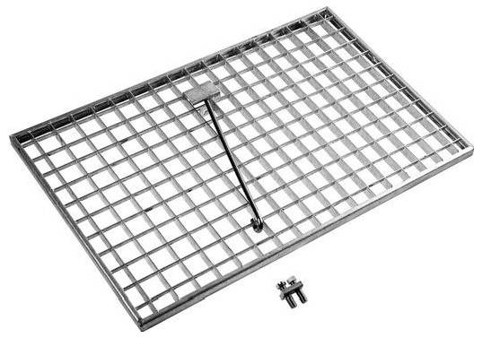 Rechteckiges Metallgitter mit einem zentralen Griff und einem abnehmbaren Riegelungsmechanismus, verwendet zum sicheren Abdecken oder zur Belüftung.