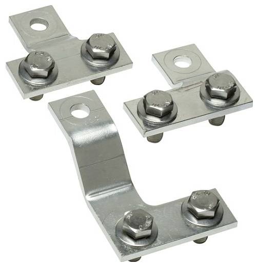 Metall-Erdungsklemmen mit Schrauben und Löchern, die zum Anschließen und Befestigen von elektrischen Leitungen an einem Panel oder Gehäuse konzipiert sind.
