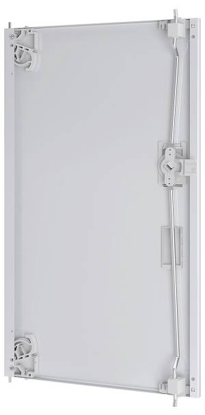 Weiße Metalltür mit einem Riegelverriegelungsmechanismus, Scharnieren und einem Griff auf einer Seite. Die Tür scheint für industrielle oder gewerbliche Zwecke vorgesehen zu sein.