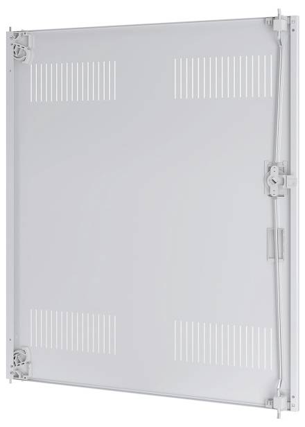 Ein weißes rechteckiges Metallpanel mit Lüftungsschlitzen und Scharnieren an den Ecken, möglicherweise eine angebrachte Zugangstür oder Schrankklappe.