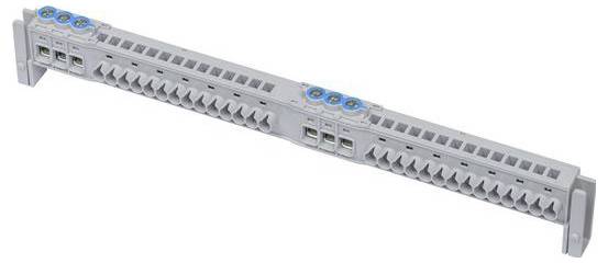 Ein grauer, in einem Rack montierter Netzwerk-Patchpanel mit mehreren Ethernet-Ports und klarer Beschriftung für Kabelmanagement und Konnektivität.