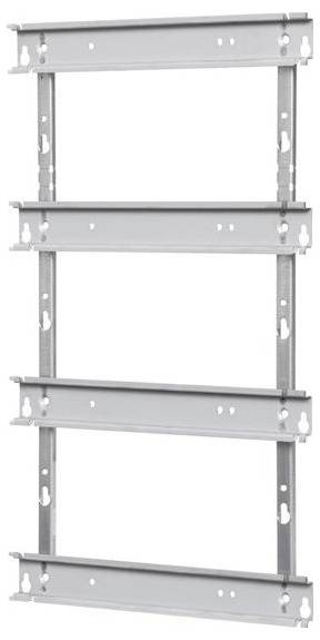 Ein Metallschienenmontagesystem mit vier horizontalen Stangen und vertikalen Stützen, das zur Organisation von Ausrüstung oder Regalen an einer Wand verwendet wird.