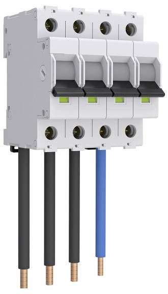 Bild eines Vier-Pol-Leistungsschalters mit schwarzen, blauen und grauen Drähten, die angeschlossen sind. Jeder Pol verfügt über einen Schalter, und grüne Indikatoren sind sichtbar.