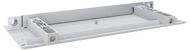 Ein rechteckiger Metallmontagehalter mit Schlitzen und Bohrlöchern zur Befestigung von Ausrüstung.