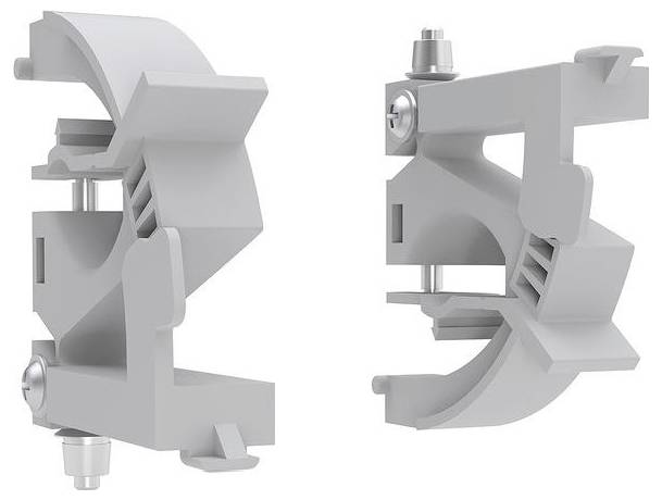 Zwei graue Plastikrohrschellen, nebeneinander, die verschiedene Blickwinkel zeigen. Jede Schelle verfügt über einen gebogenen Abschnitt und Befestigungsschrauben.
