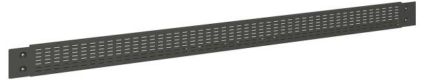 Ein langes, gelochtes Metallpanel mit Befestigungslöchern an jedem Ende, das wahrscheinlich zur Belüftung oder Organisation in einem Rack oder Gehäuse verwendet wird.