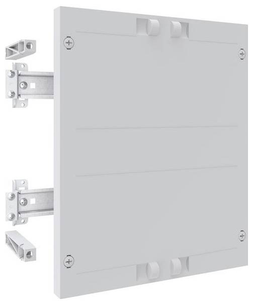 Ein grauer Verteilerschrank mit offenen Scharnieren, bereit zur Installation. Vier Schrauben sind an den Ecken sichtbar.