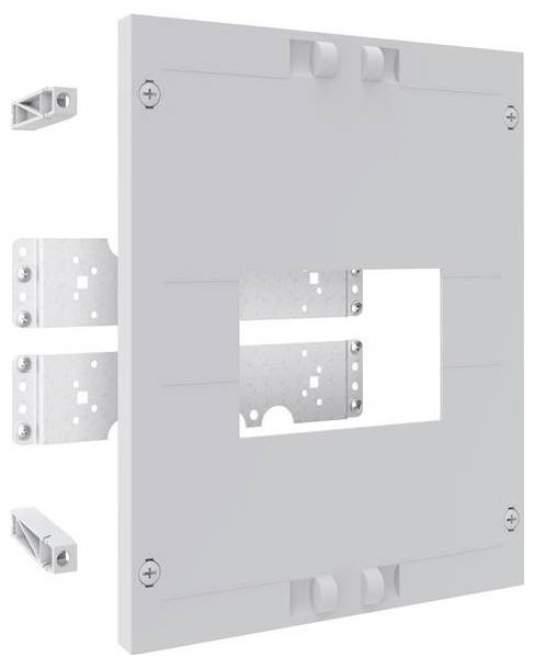 Ein metallisches Panel mit Schraubenlöchern, rechteckigen Ausschnitten und angebrachten Metallhalterungen mit zusätzlichen Halterungen an den Seiten.