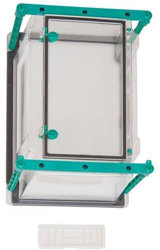 Grüne Schutzbox aus Kunststoff mit grünen Verschlüssen und transparentem Deckel, zusammen mit einem kleinen weißen Zubehörteil abgebildet.