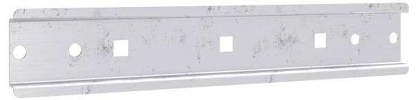 Ein silberner Metallstreifen mit einer geraden Kante und mehreren Löchern und quadratischen Ausschnitten, die entlang seiner Länge gleichmäßig verteilt sind.