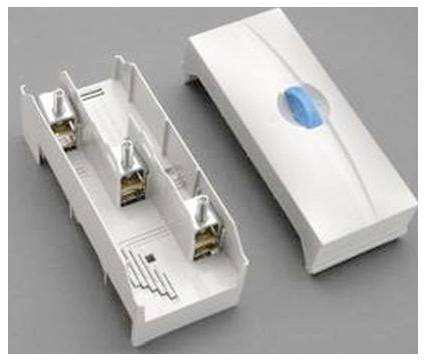 Eine offene elektrische Verteilerdose, die interne Verdrahtungskomponenten und Schrauben zeigt, neben ihrer geschlossenen Abdeckung mit einem blauen Emblem auf grauem Hintergrund.