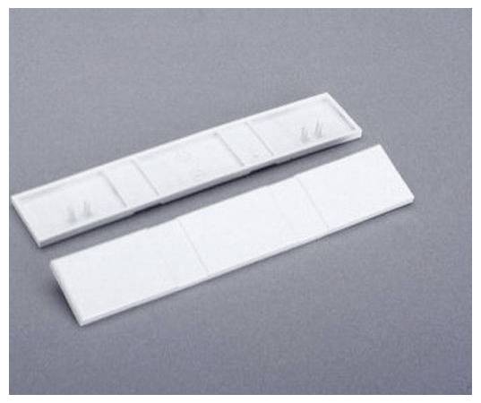 Zwei weiße Kunststoff-Elektro-Wandplattenetuis; eines ist umgedreht, wobei die Rückseite mit zwei Schraubbefestigungen sichtbar ist.