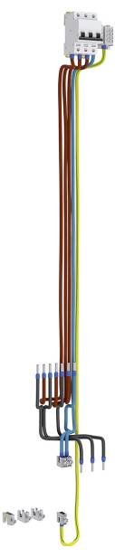 Eine Verdrahtungsanordnung zeigt drei braune, einen blauen und einen gelb-grünen Draht, die an einen Klemmenblock angeschlossen sind, mit zusätzlichen Komponenten darunter.