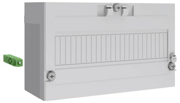 Ein weißes Elektroverteilerkästen mit geschlossenem Deckel und sichtbaren Schraubenschlitzen befindet sich neben einem kleinen grünen Klemmenblock, der möglicherweise für Verdrahtungsanschlüsse vorgesehen ist.