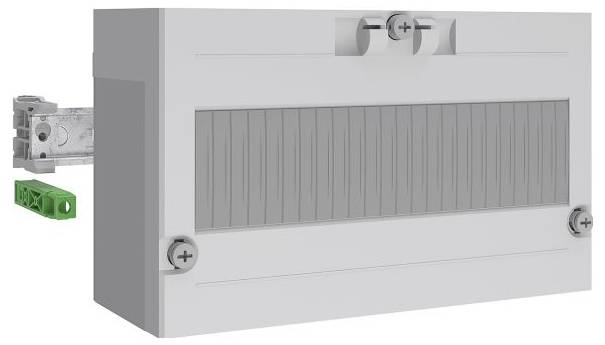 Ein grauer Elektroverteilkasten mit einem geschlossenen, gerillten Deckel und zwei sichtbaren Schrauben. Komponenten umfassen eine Metallhalterung und einen grünen Anschlussblock.