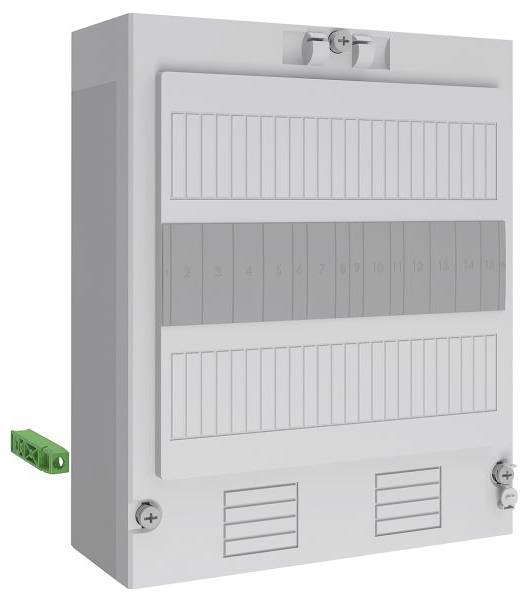 Elektrischer Verteilerschrank mit mehreren Sicherungsautomaten, geschlossen dargestellt. Ein kleiner grüner Anschluss befindet sich auf der linken Seite.