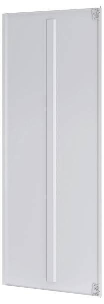 Ein rechteckiges weißes Panel mit einer vertikalen erhöhten Linie in der Mitte, das Metalleckbeschläge aufweist.