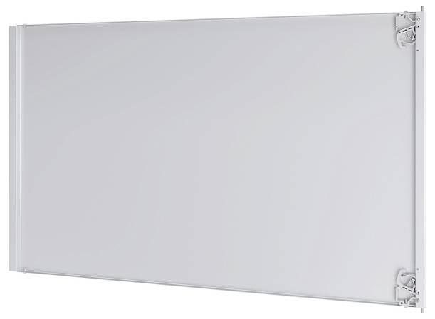 Eine große, leere Wandtafel mit Metallhalterungen, bereit zur Nutzung in einem Klassenzimmer oder Büro.