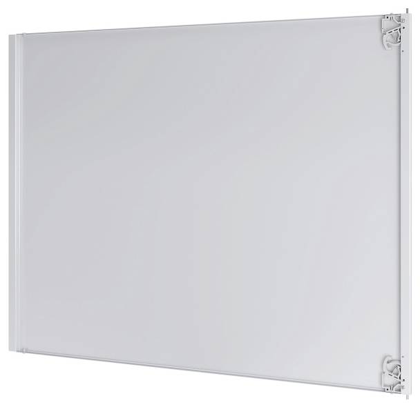 Eine schlichte, weiße, rechteckige Magnettafel mit silbernem Rahmen, an der Wand montiert, geeignet zum Schreiben oder für Präsentationen.