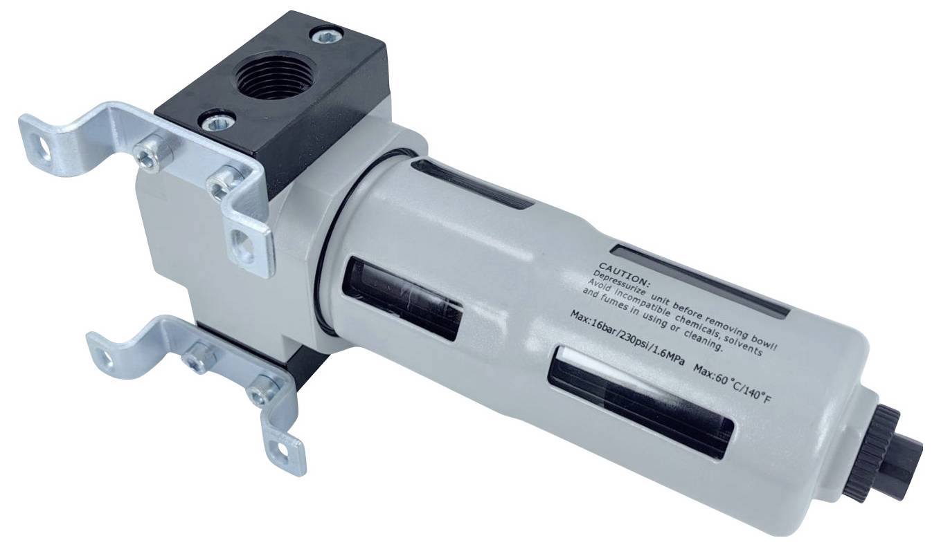 Ein zylindrischer Luftfilter mit Befestigungsbügeln, versehen mit Warnhinweisen und Produktspezifikationen, konstruiert für industrielle Anwendungen.