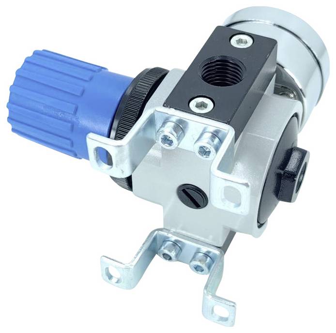 Pneumatischer Druckregler mit blauem Einstellknopf, metallisches Gehäuse und Befestigungsbügel, verwendet zur Steuerung des Luftdrucks in Systemen.