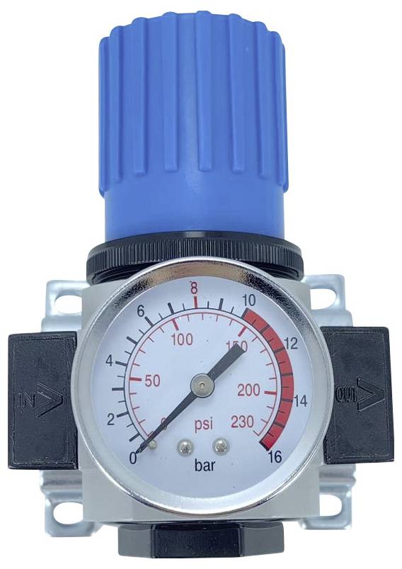 Manometer mit einem blauen Einsteller zeigt eine Messung in psi und bar. Pfeile geben die 'Ein'- und 'Aus'-Richtungen auf beiden Seiten an.