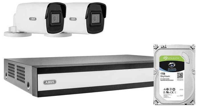 Zwei weiße Abus-Sicherheitskameras und ein DVR-System mit einer 1-TB-Seagate-SkyHawk-Festplatte, geeignet für Videoüberwachungsanlagen.