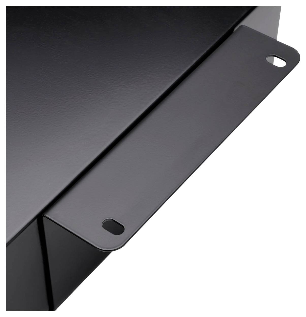 Metallbefestigungshalterung mit zwei ovalen Löchern auf jeder Seite zum Befestigen an einer Oberfläche, in einem Winkel gezeigt, um die Vorder- und Seitenkanten zu zeigen.