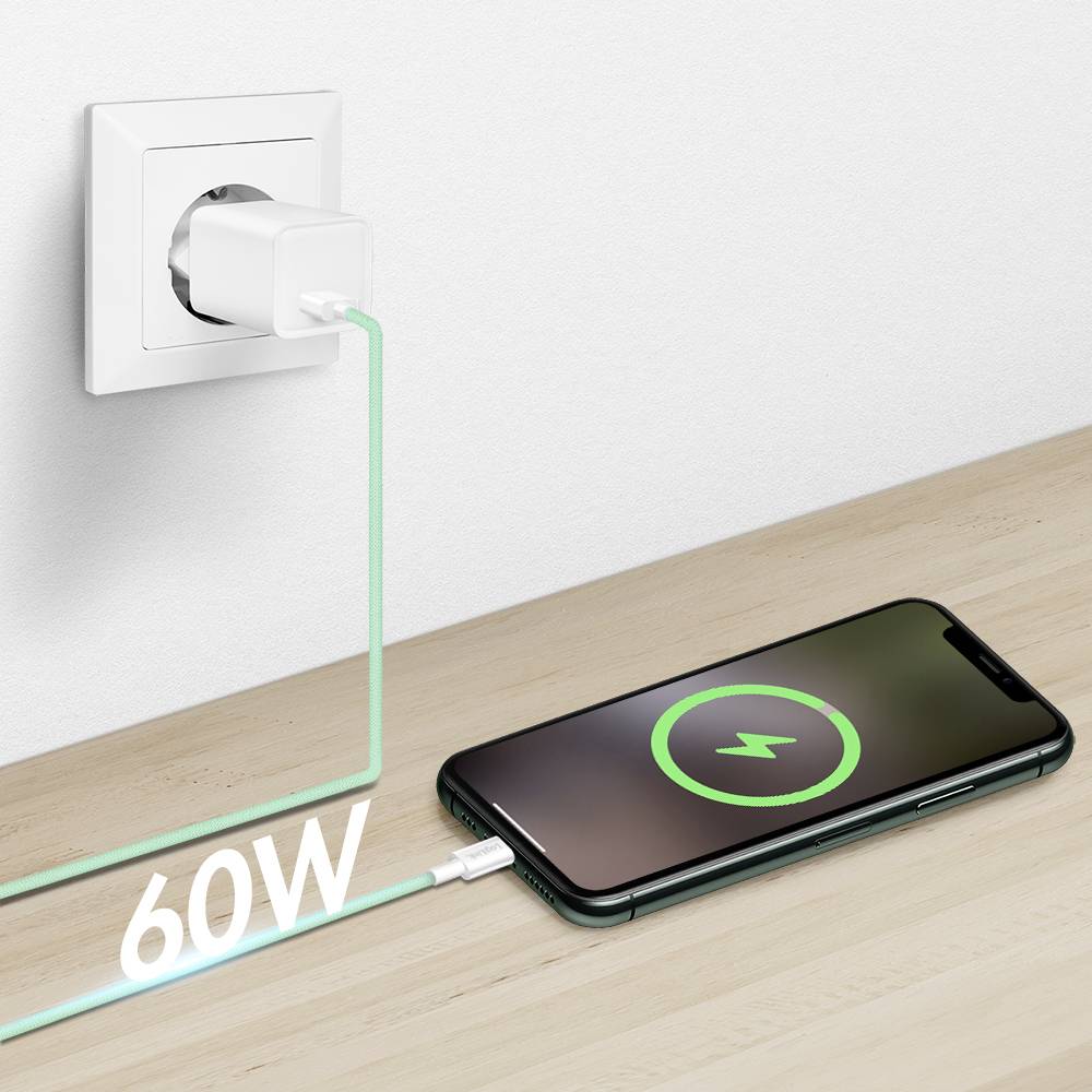 Ein Smartphone, das auf einer Holzoberfläche lädt und mit einem Kabel mit der Aufschrift 60W an einer Wandsteckdose angeschlossen ist. Auf dem Bildschirm des Telefons wird ein Ladensymbol angezeigt.