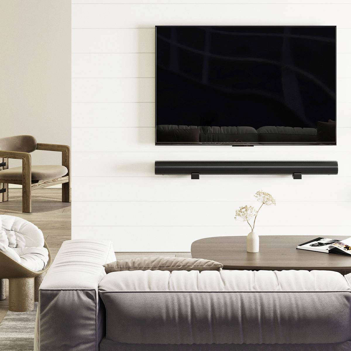 Ein modernes Wohnzimmer mit einer wandmontierten Flachbild-TV, Soundbar und Couchtisch. Neutrale Töne und minimalistische Einrichtung.
