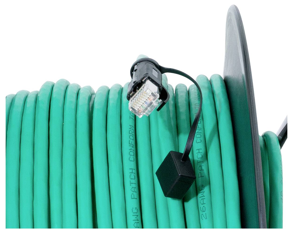 Ein aufgewickeltes grünes Ethernet-Kabel mit angeschlossenem Stecker liegt auf einer Spule und ist bereit für die Netzwerkinstallation oder -einrichtung.