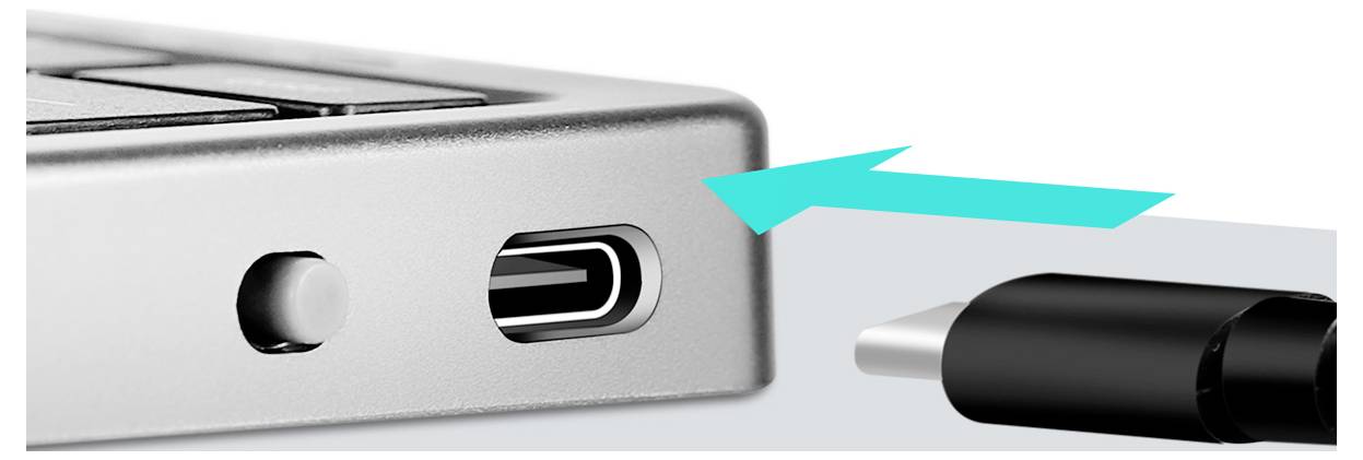 Ein USB-C-Kabel, das in einen Metallport eines Laptops eingesteckt wird und Konnektivität veranschaulicht.