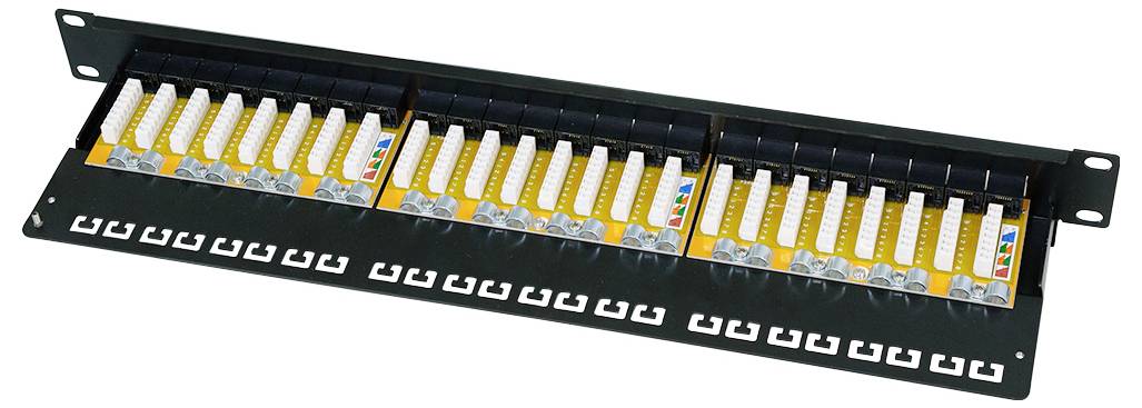 Ein Netzwerk-Patchpanel mit mehreren Anschlüssen und farbcodierter Verkabelung zur Organisation und Verbindung von Ethernet-Kabeln in Rechenzentren.