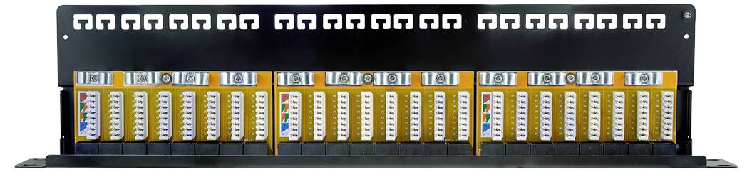 Ein Patchpanel mit mehreren Ethernet-Ports, die in Reihen angeordnet sind. Es verfügt über farbige Etiketten zur Ports-Identifizierung und Kabelmanagement.