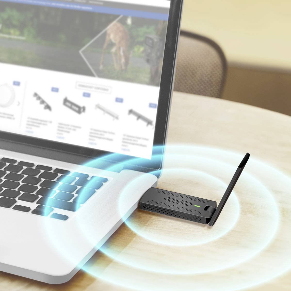 Ein Laptop auf einem Tisch mit einem WLAN-Dongle, der eingesteckt ist, zeigt eine Website über drahtlose Technologie und deutet auf einen verbesserten Internetzugang hin.