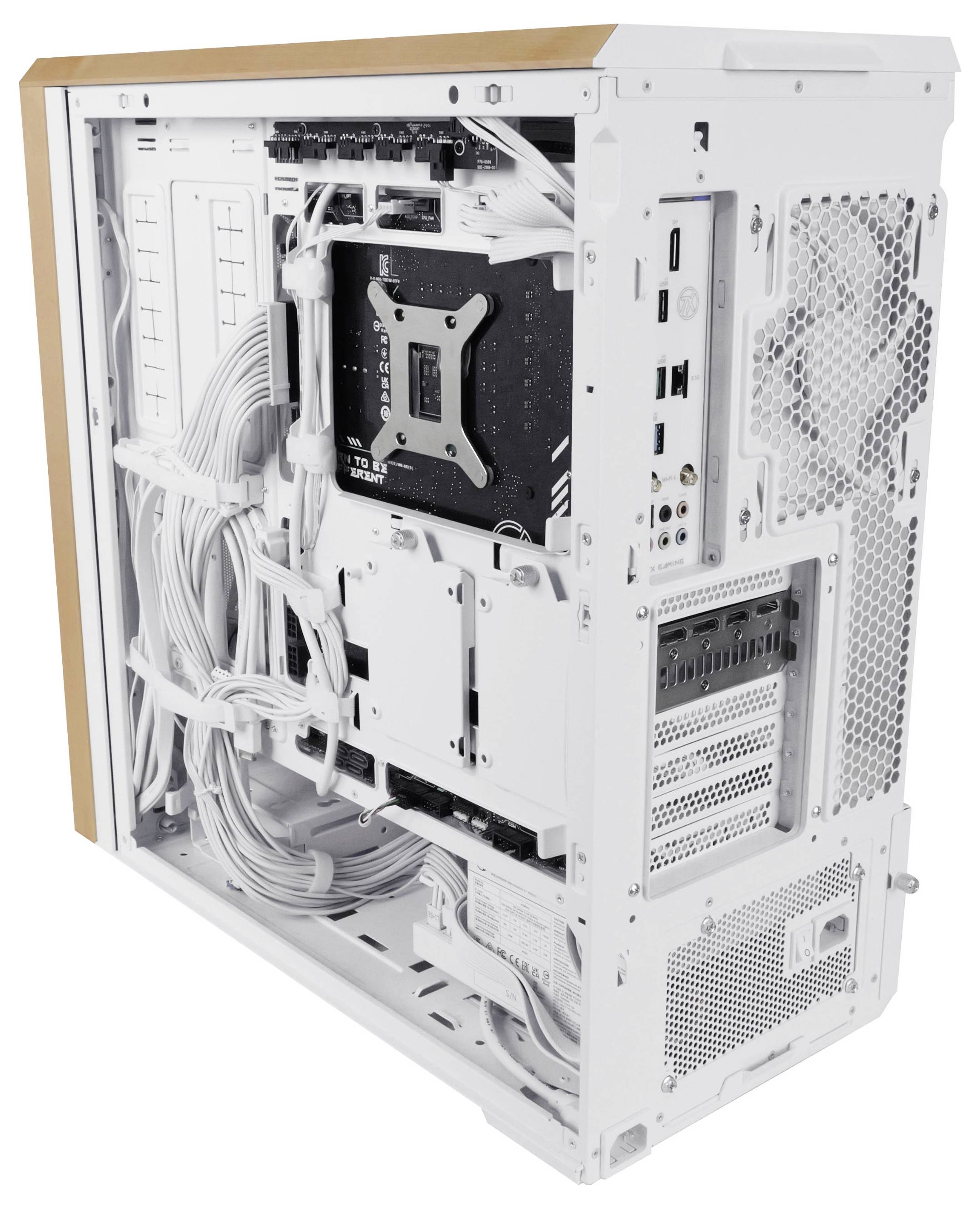 Ein weißes Computergehäuse mit einer offenen Seitenklappe, die Innenkomponenten und sauber angeordnete Kabel zeigt und eine effiziente Kabelführung hervorhebt.