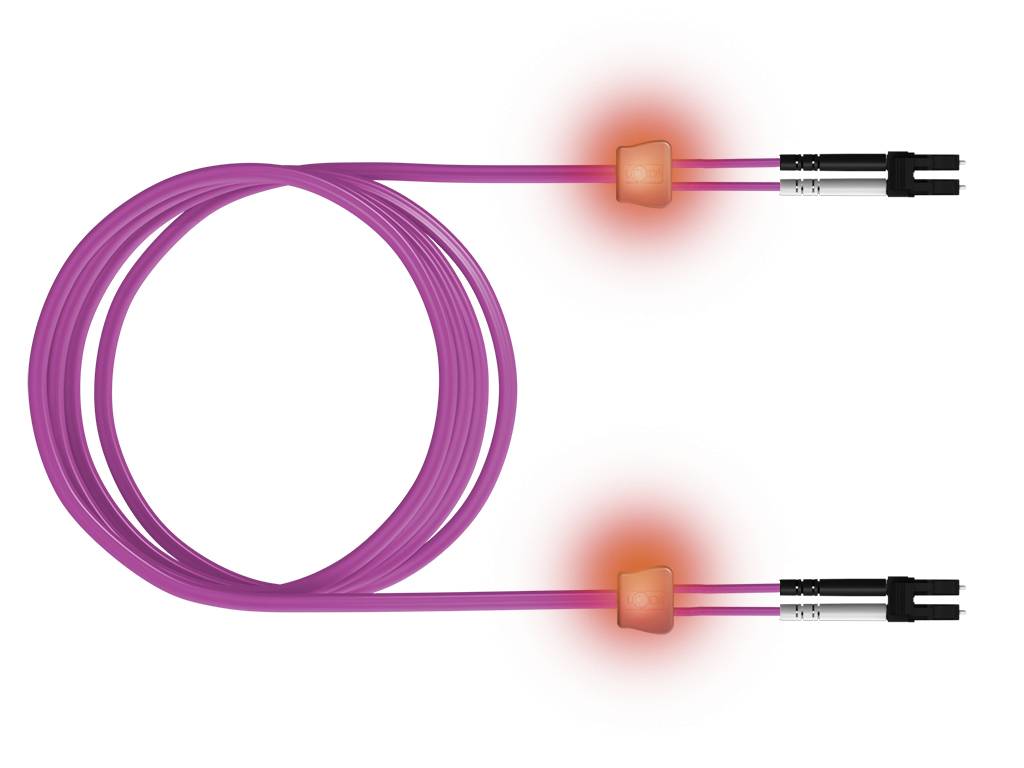 Ein magentafarbenes Glasfaserpatchkabel sendet rotes Licht an beiden Enden aus, was auf aktive Datenübertragungsfähigkeiten hinweist.