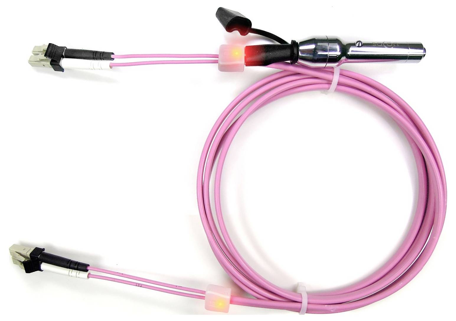 Ein rosa Audioverbindungskabel mit einem Metallstecker an einem Ende und Doppelsteckern am anderen Ende, das für professionelle Soundausrüstung verwendet wird.