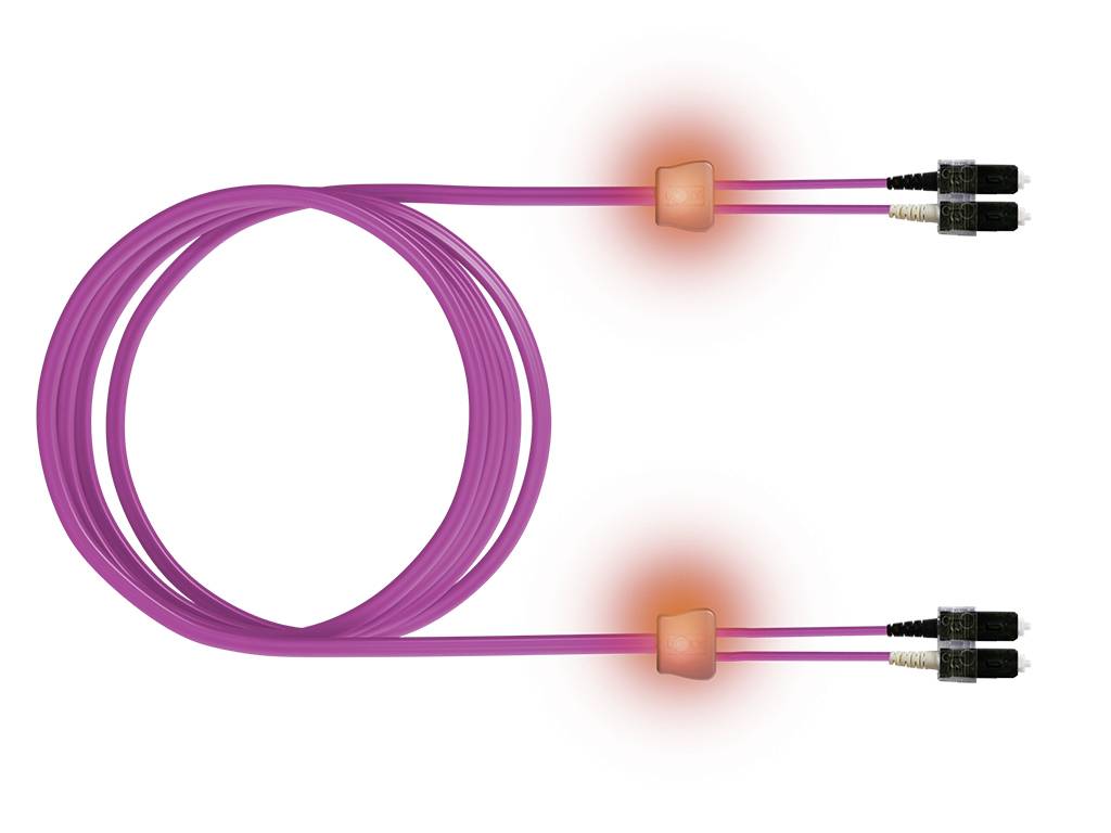 Ein magentafarbenes Glasfaserkabel, das in einer Schleife gewickelt ist, mit leuchtend orangefarbenen Anschlüssen an jedem Ende, die Datentransmissionspunkte anzeigen.